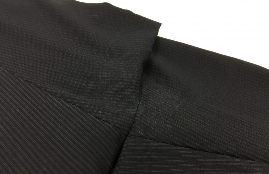 スーツ破れ直し（ブラックストライプ）