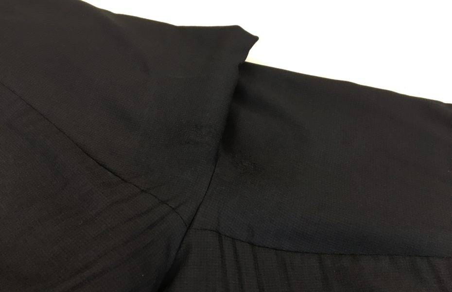 黒パンツ股の穴補修