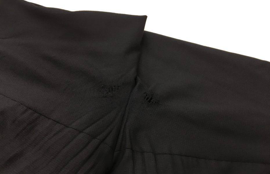 黒パンツ股の穴補修