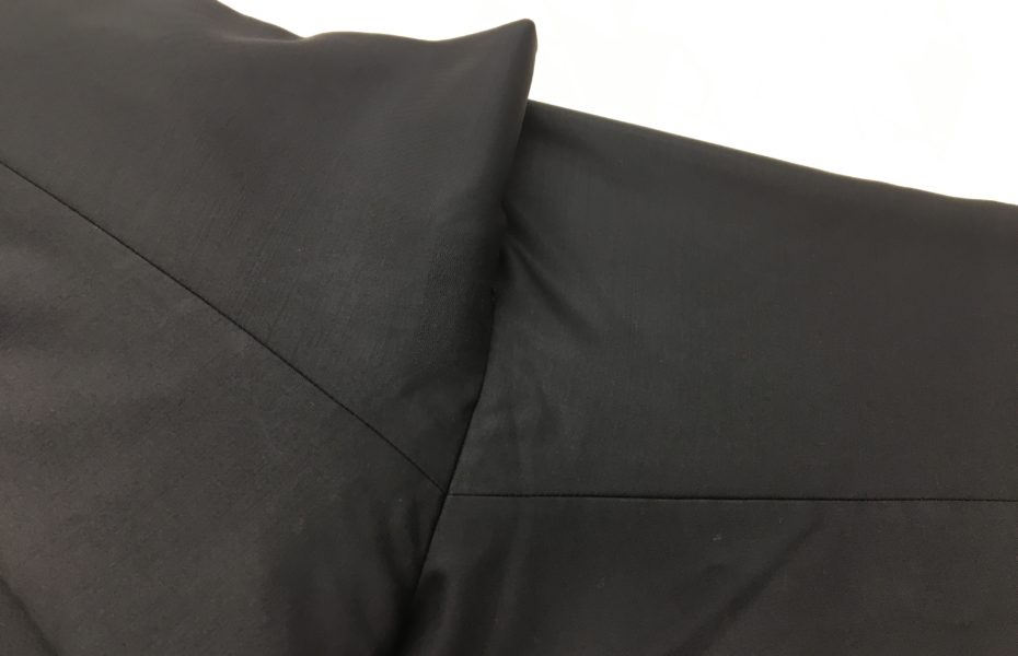 黒スーツ股破れ修理